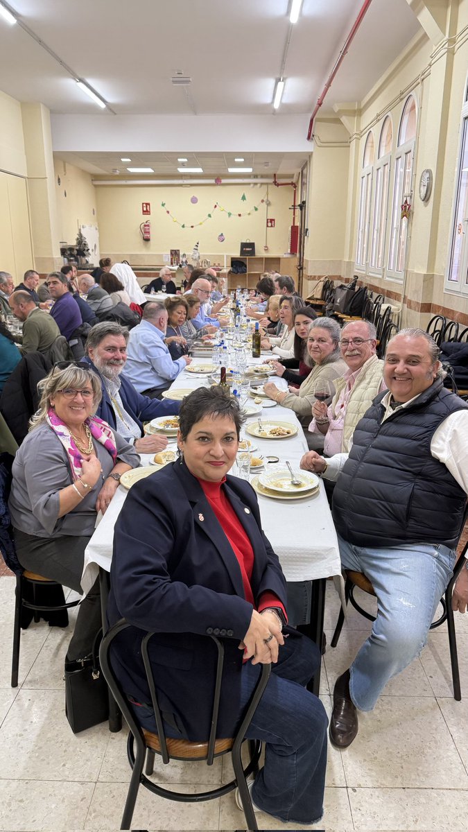 YCofradia's tweet photo. El domingo tras la igualá y la misa de la Hermandad donde nuestro querido Padre Aniano bendijo a todos los niños Jesus que numerosos hermanos y congregantes nos trajeron,tuvimos una magnífica comida de Navidad.
Fue un  maravilloso momento lleno d risas,villancicos y diversión. https://t.co/CLc8N06YTy