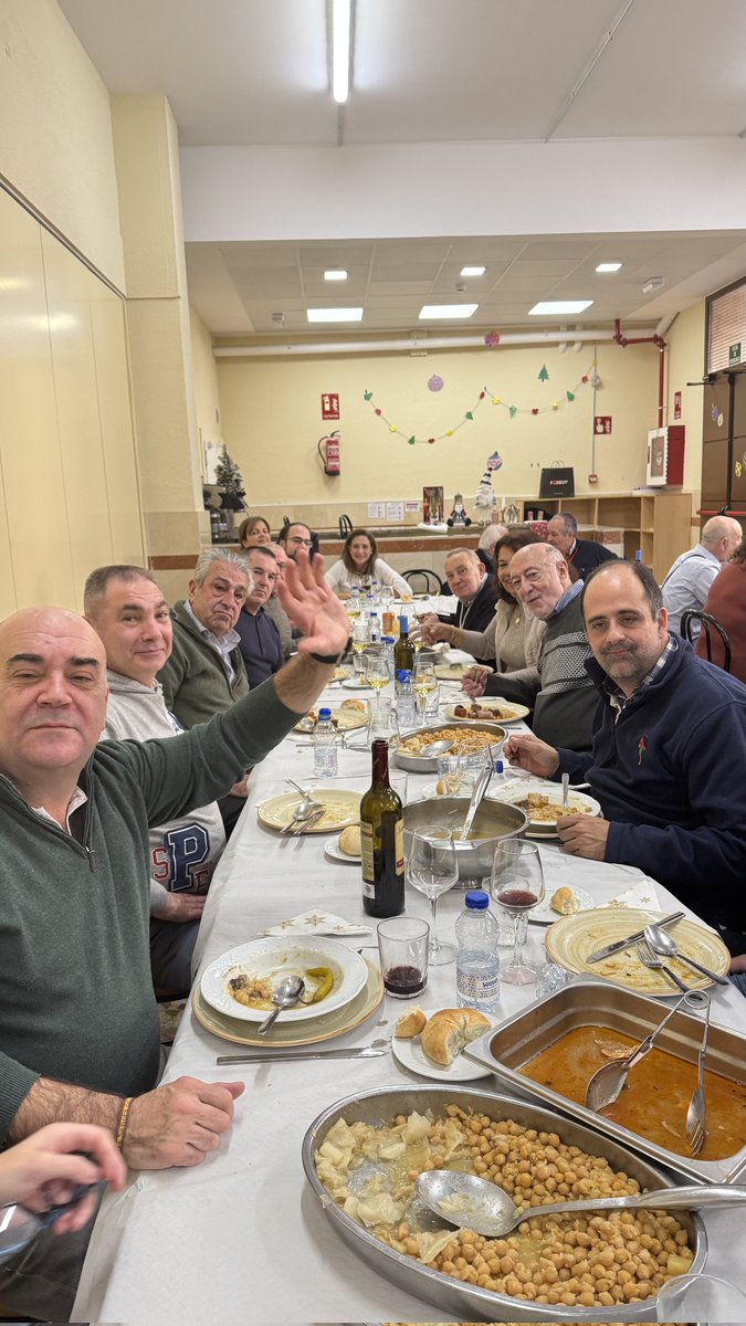 El domingo tras la igualá y la misa de la Hermandad donde nuestro querido Padre Aniano bendijo a todos los niños Jesus que numerosos hermanos y congregantes nos trajeron,tuvimos una magnífica comida de Navidad.
Fue un  maravilloso momento lleno d risas,villancicos y diversión.