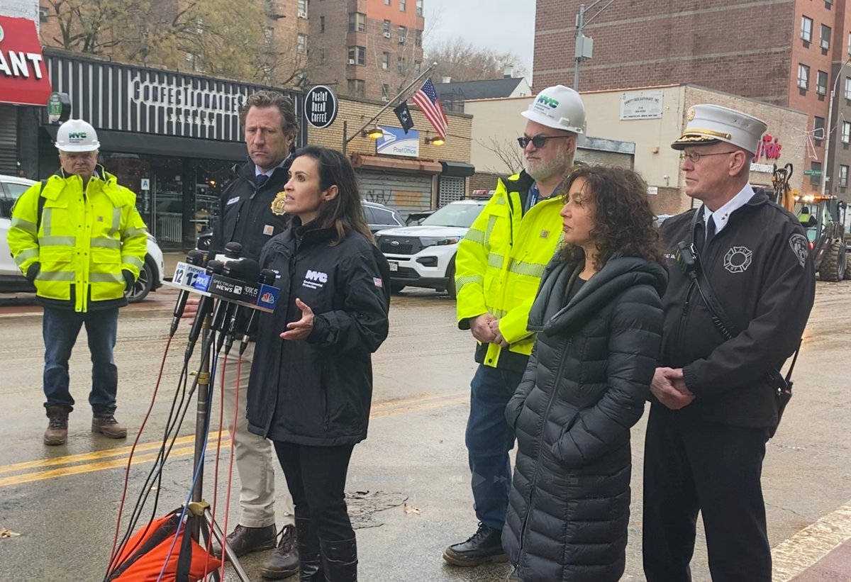 DEP DC <a href="/BethDeFalco/">Beth DeFalco</a> with Bureau of Sewer Operations DC Tasos Georgelis and AC Mike Farnan joined <a href="/MeeraCJoshi/">Meera Joshi</a>, <a href="/zachiscol/">Zach Iscol 🗽🍎</a>, and <a href="/FDNY/">FDNY</a>'s Bronx Borough Commander Mike Woods to deliver updates on the water main break along Mosholu Parkway in the #Bronx.