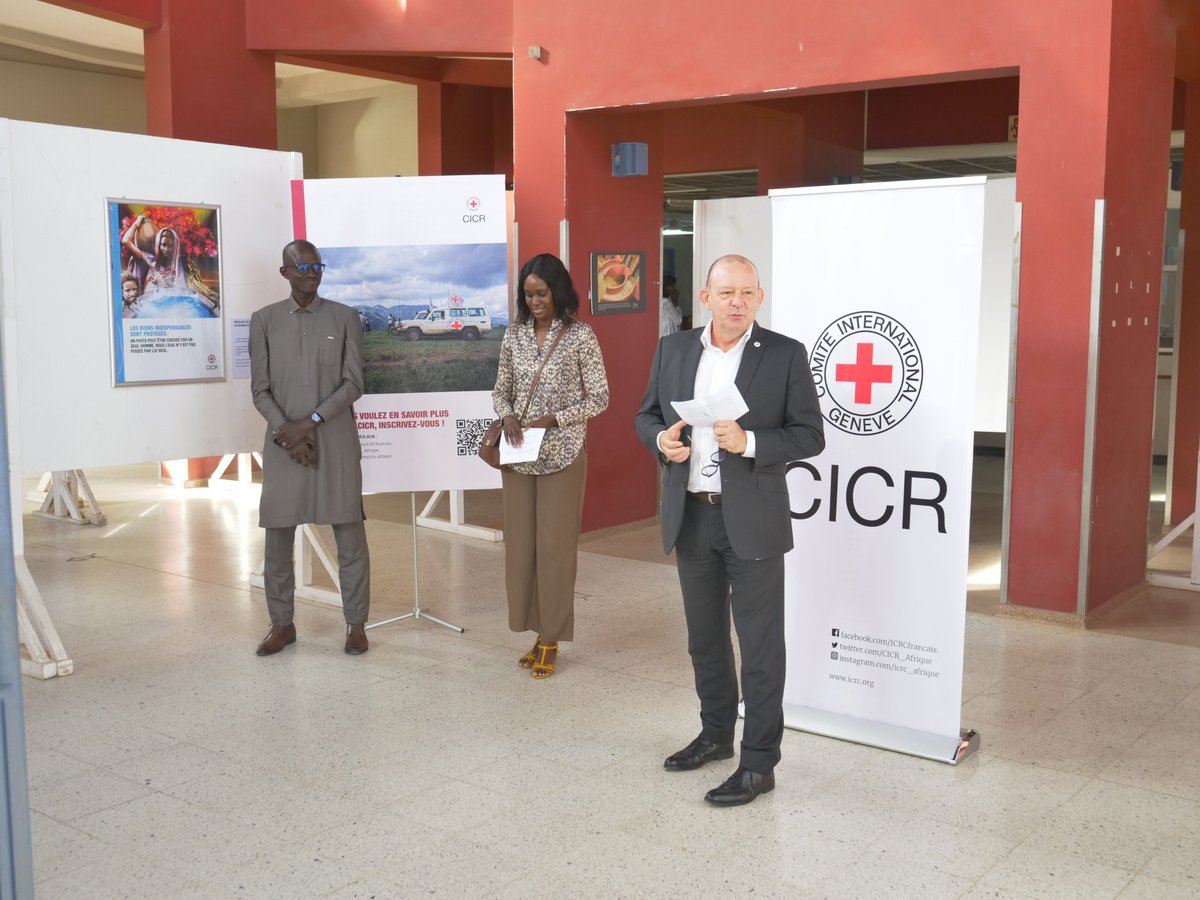 JNMartiICRC's tweet photo. Vernissage de l'exposition "Valeurs africaines dans la guerre" à l'Université Cheikh Anta Diop à #Dakar #Senegal! Très belles illustrations du lien entre les valeurs traditionnelles du continent et le Droit International Humanitaire (#DIH). https://t.co/ovNHFVCUOk