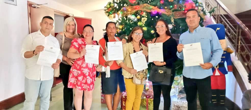 PsuvSantaros's tweet photo. #EsNoticia 📰 Consejo Nacional Electoral @cneesvzla proclama y entrega credencial a los compañeros y compañeras que resultaron electos como Jueces y Juezas de Paz Comunal en el Municipio #Iribarren 

Felicitaciones a todos quienes participaron en esta hermosa jornada ✌️👍 https://t.co/PhHRofghhO