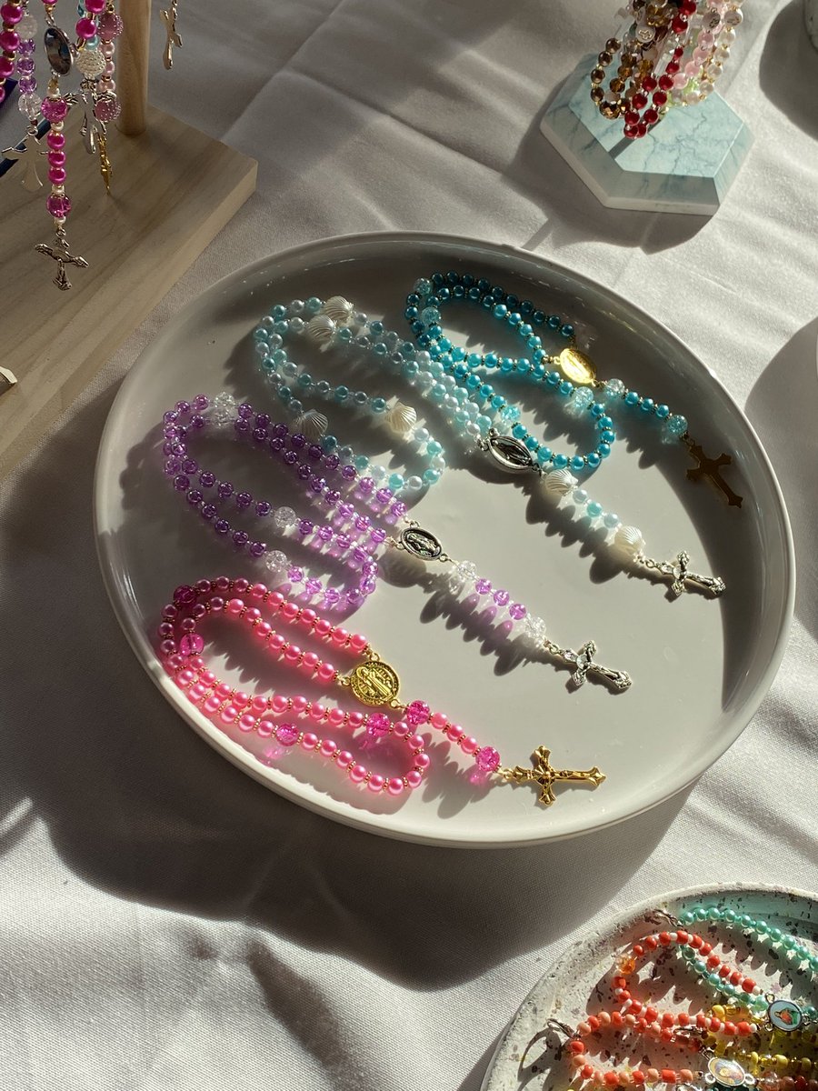 _avrro's tweet photo. Dimanche dernier j’ai fait mon premier marché de Noël avec ma marque de chapelets 🤍
Fierté 

https://t.co/9DlsqNxW04 sur insta 🎀 https://t.co/hR43sikots