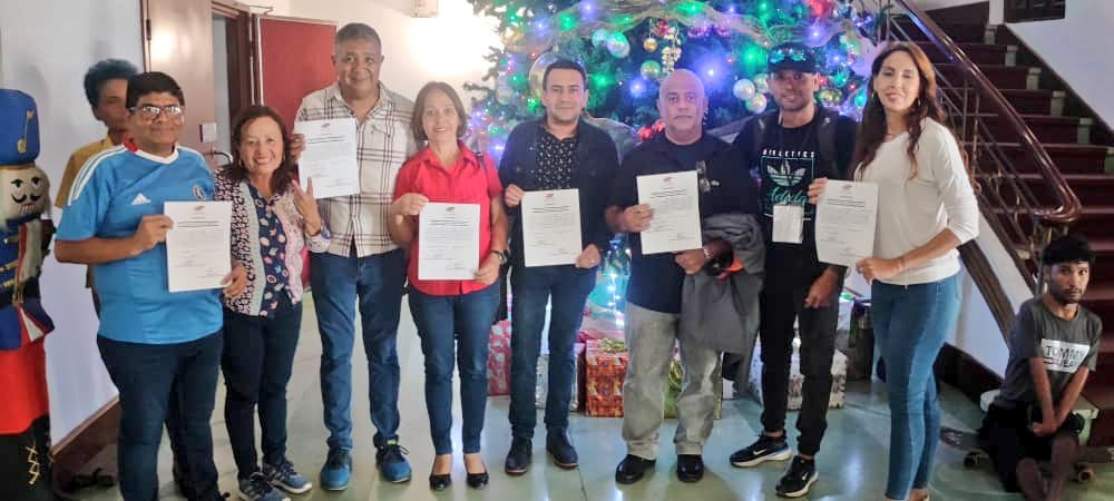 PsuvSantaros's tweet photo. #EsNoticia 📰 Consejo Nacional Electoral @cneesvzla proclama y entrega credencial a los compañeros y compañeras que resultaron electos como Jueces y Juezas de Paz Comunal en el Municipio #Iribarren 

Felicitaciones a todos quienes participaron en esta hermosa jornada ✌️👍 https://t.co/PhHRofghhO