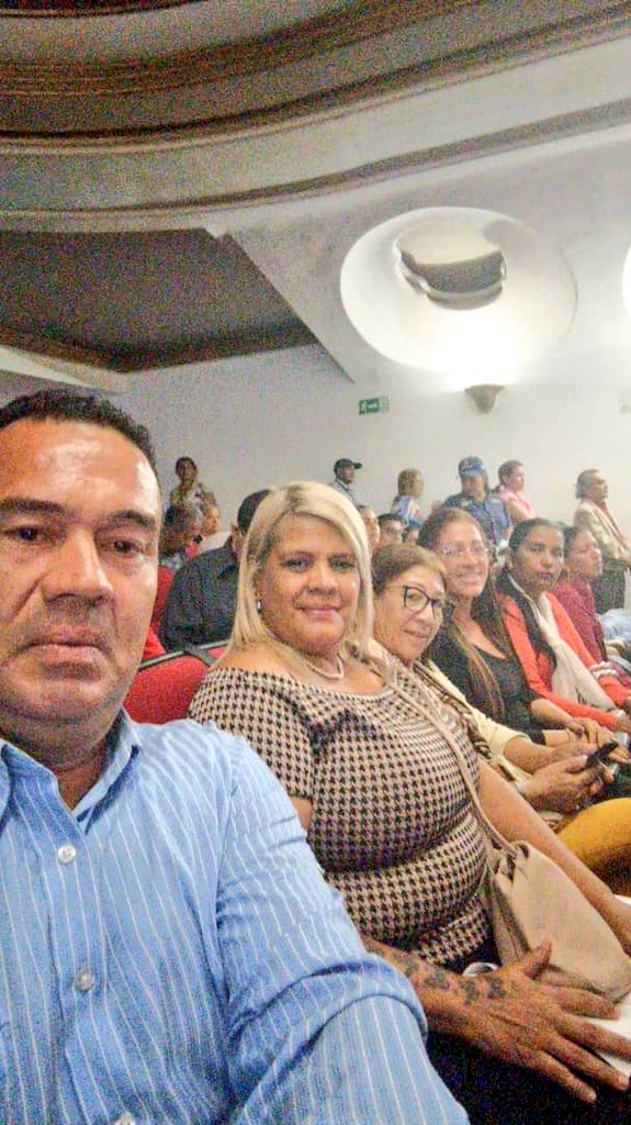 PsuvSantaros's tweet photo. #EsNoticia 📰 Consejo Nacional Electoral @cneesvzla proclama y entrega credencial a los compañeros y compañeras que resultaron electos como Jueces y Juezas de Paz Comunal en el Municipio #Iribarren 

Felicitaciones a todos quienes participaron en esta hermosa jornada ✌️👍 https://t.co/PhHRofghhO
