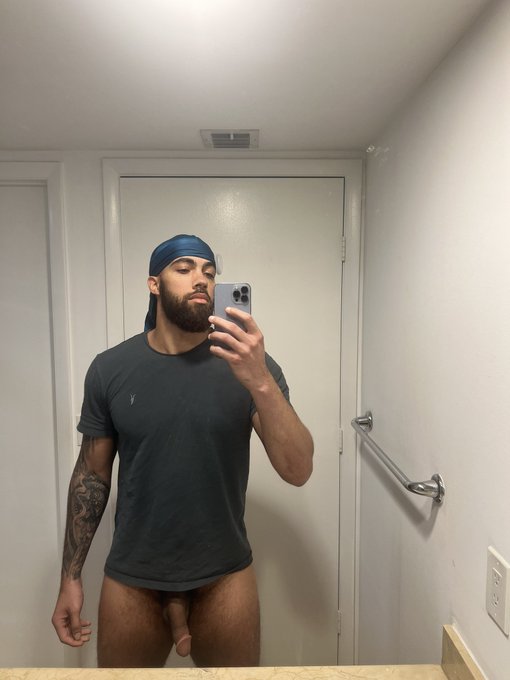 Watch King James 👑's leaked NSFW photo on TwXstars