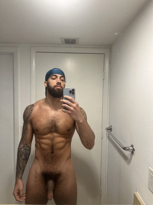 Watch King James 👑's leaked NSFW photo on TwXstars