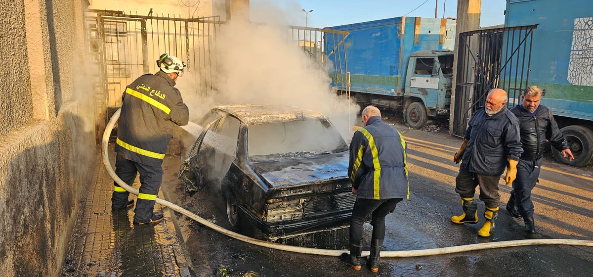 من كان يتهمنا قبل أيام قليلة فقط بالإرهاب ويحرّض على متطوعينا ويطالب نظام الأسد البائد بقصف مراكزنا، الآن يتابع ما كان يقوم به ولكن بطريقة مختلفة عبر تداول أخبار مضللة لتشويه سمعة المؤسسة بالحديث عن الاستيلاء عن آليات وسيارات الدفاع المدني، نؤكد أن هذه الأخبار غير صحيحة، و ما