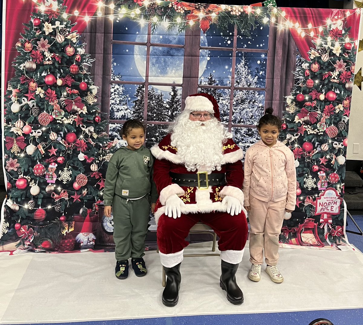 aloha_academy's tweet photo. Photos with Santa🎅 we are just 4 days away from winter break! ❄️☃️ https://t.co/1wx5VoxLzP