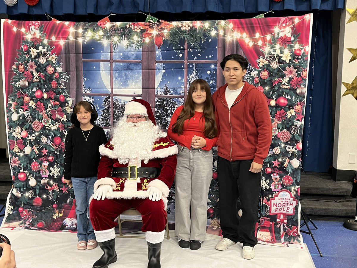 aloha_academy's tweet photo. Photos with Santa🎅 we are just 4 days away from winter break! ❄️☃️ https://t.co/1wx5VoxLzP