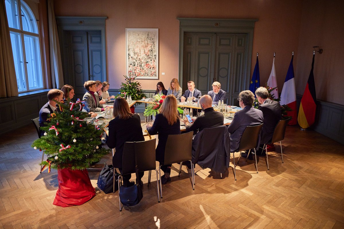 Les 12 et 13 décembre 2024, les ministres des Affaires européennes du #TriangledeWeimar se sont réunis à la Fondation Genshagen. 
La déclaration commune se trouve sur notre portail.
👉 stiftung-genshagen.de/fr/portail-du-…
🇫🇷🇩🇪🇵🇱▶️🇪🇺