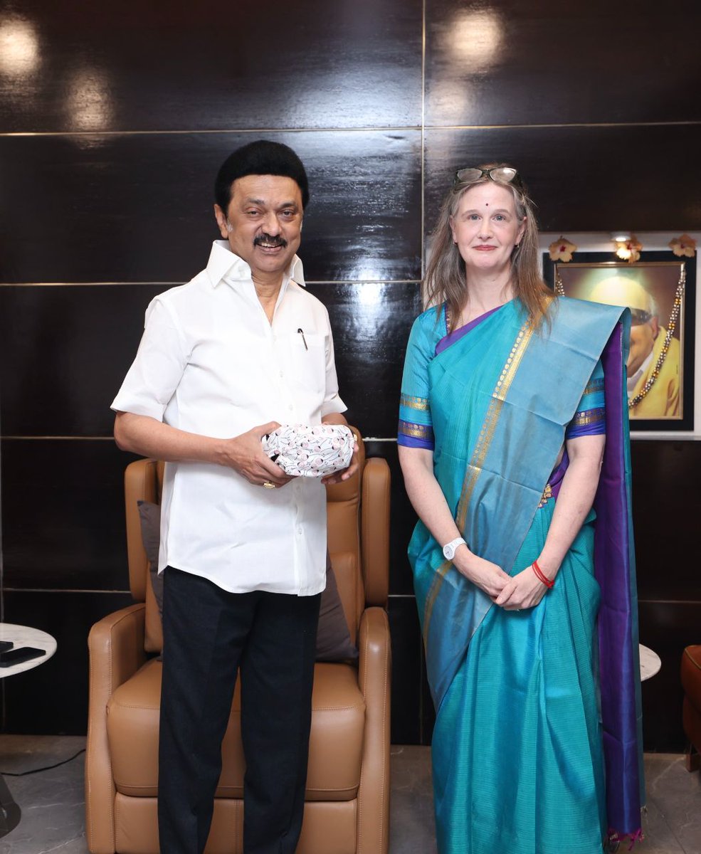 ptrmadurai's tweet photo. மதுரை அருள்மிகு மீனாட்சி சுந்தரேஸ்வரர் திருக்கோவில் குடமுழுக்கு விழா எதிர்வரும் 2025-ம் ஆண்டு டிசம்பர் மாதத்திற்குள் நடைபெறும் என மாண்புமிகு இந்து சமய அறநிலையத்துறை அமைச்சர் அண்ணன் திரு @PKSekarbabu அவர்கள் சமீபத்தில் சட்டப்பேரவையில் உறுதியளித்ததற்காக,
மீனாட்சி அம்மன் திருக்கோவில் அறங்காவலர் குழு தலைவரான என் தாயார் திருமதி. ருக்மணி பழனிவேல் ராஜன் அவர்கள் மற்றும் என் குடும்பத்தினருடன்,  கழகத்தலைவர் - மாண்புமிகு முதலமைச்சர் திரு @mkstalin அவர்களைச் சந்தித்து நன்றியினைத் தெரிவித்து மகிழ்ந்தேன்! 

அத்துடன், ஒவ்வொரு ஆண்டும் கிறிஸ்துமஸ் பண்டிகைக்காக என் மனைவி அவர்கள் தமது கைவண்ணத்தில் இனிப்புகள் தயாரிப்பது வழக்கம். அந்த வகையில் இவ்வாண்டு அவர் தயாரித்த இனிப்புகளை  மாண்புமிகு முதலமைச்சர் அவர்களிடம் வழங்கிய போது அவர், "வழக்கம் போல் இந்த வருடமும் இனிப்புகளை நீங்கள் தானே செய்தீர்கள்?" என்று  நினைவுகூர்ந்தது மட்டற்ற மகிழ்ச்சி அளித்தது. 

மேலும்,  ஆஸ்திரேலியாவில் பல்கலைக்கழகத்தில் பயிலும் என் மூத்த மகன் பழனி தேவன் ராஜன்  தமது  விடுமுறையையொட்டி சென்னை வந்திருந்த நிலையில், மாண்புமிகு முதலமைச்சர் அவர்களுடனான சந்திப்பில் கலந்து கொண்டார். அப்போது, தலைவர் அவர்கள் என் மகனிடம் நலம் விசாரித்து வாழ்த்தினார். 

பல தலைமுறைகள் கடந்தும் இத்தகைய அற்புதமானதொரு குடும்ப உறவு தொடர்ந்து வருவதை எண்ணிப் பெருமிதம் கொள்கிறேன்.