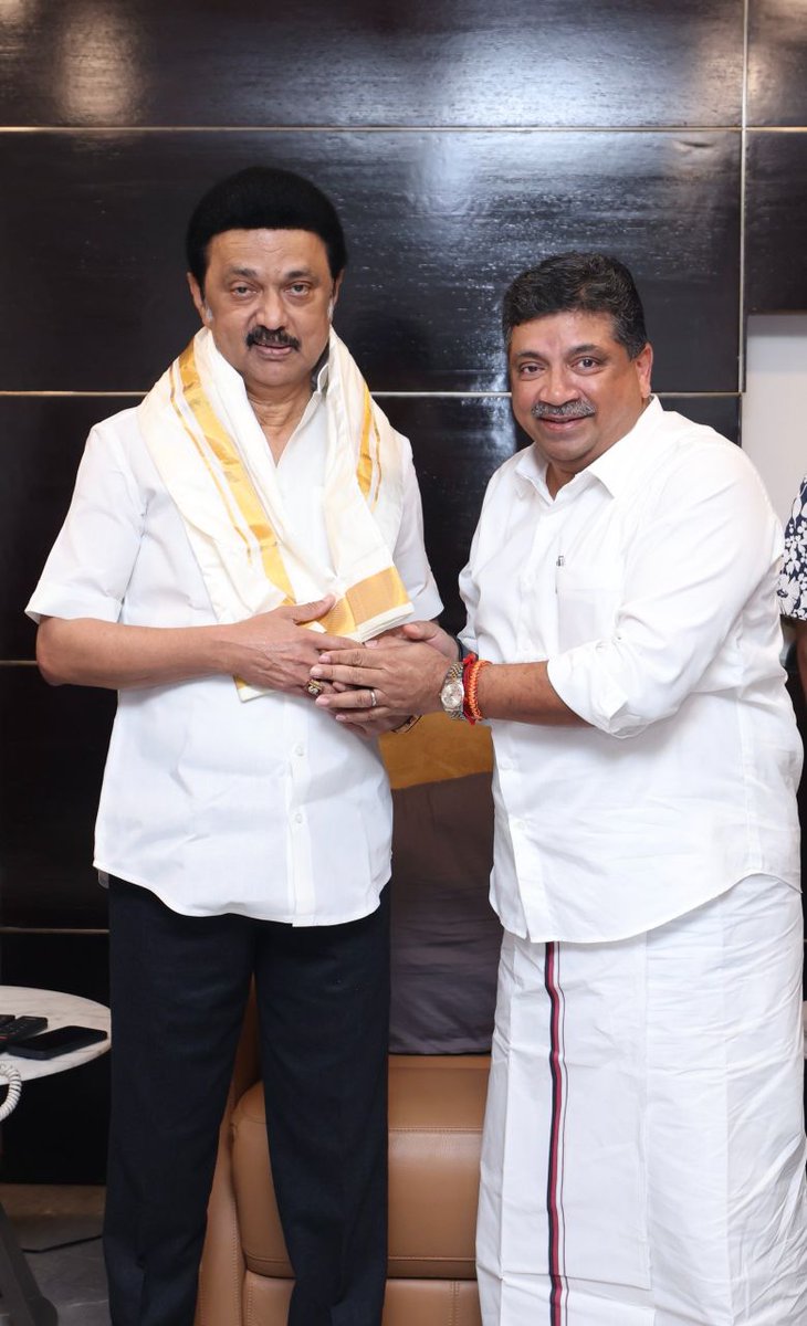 ptrmadurai's tweet photo. மதுரை அருள்மிகு மீனாட்சி சுந்தரேஸ்வரர் திருக்கோவில் குடமுழுக்கு விழா எதிர்வரும் 2025-ம் ஆண்டு டிசம்பர் மாதத்திற்குள் நடைபெறும் என மாண்புமிகு இந்து சமய அறநிலையத்துறை அமைச்சர் அண்ணன் திரு @PKSekarbabu அவர்கள் சமீபத்தில் சட்டப்பேரவையில் உறுதியளித்ததற்காக,
மீனாட்சி அம்மன் திருக்கோவில் அறங்காவலர் குழு தலைவரான என் தாயார் திருமதி. ருக்மணி பழனிவேல் ராஜன் அவர்கள் மற்றும் என் குடும்பத்தினருடன்,  கழகத்தலைவர் - மாண்புமிகு முதலமைச்சர் திரு @mkstalin அவர்களைச் சந்தித்து நன்றியினைத் தெரிவித்து மகிழ்ந்தேன்! 

அத்துடன், ஒவ்வொரு ஆண்டும் கிறிஸ்துமஸ் பண்டிகைக்காக என் மனைவி அவர்கள் தமது கைவண்ணத்தில் இனிப்புகள் தயாரிப்பது வழக்கம். அந்த வகையில் இவ்வாண்டு அவர் தயாரித்த இனிப்புகளை  மாண்புமிகு முதலமைச்சர் அவர்களிடம் வழங்கிய போது அவர், "வழக்கம் போல் இந்த வருடமும் இனிப்புகளை நீங்கள் தானே செய்தீர்கள்?" என்று  நினைவுகூர்ந்தது மட்டற்ற மகிழ்ச்சி அளித்தது. 

மேலும்,  ஆஸ்திரேலியாவில் பல்கலைக்கழகத்தில் பயிலும் என் மூத்த மகன் பழனி தேவன் ராஜன்  தமது  விடுமுறையையொட்டி சென்னை வந்திருந்த நிலையில், மாண்புமிகு முதலமைச்சர் அவர்களுடனான சந்திப்பில் கலந்து கொண்டார். அப்போது, தலைவர் அவர்கள் என் மகனிடம் நலம் விசாரித்து வாழ்த்தினார். 

பல தலைமுறைகள் கடந்தும் இத்தகைய அற்புதமானதொரு குடும்ப உறவு தொடர்ந்து வருவதை எண்ணிப் பெருமிதம் கொள்கிறேன்.
