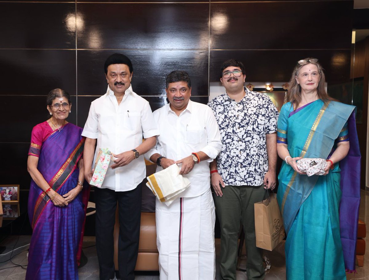 ptrmadurai's tweet photo. மதுரை அருள்மிகு மீனாட்சி சுந்தரேஸ்வரர் திருக்கோவில் குடமுழுக்கு விழா எதிர்வரும் 2025-ம் ஆண்டு டிசம்பர் மாதத்திற்குள் நடைபெறும் என மாண்புமிகு இந்து சமய அறநிலையத்துறை அமைச்சர் அண்ணன் திரு @PKSekarbabu அவர்கள் சமீபத்தில் சட்டப்பேரவையில் உறுதியளித்ததற்காக,
மீனாட்சி அம்மன் திருக்கோவில் அறங்காவலர் குழு தலைவரான என் தாயார் திருமதி. ருக்மணி பழனிவேல் ராஜன் அவர்கள் மற்றும் என் குடும்பத்தினருடன்,  கழகத்தலைவர் - மாண்புமிகு முதலமைச்சர் திரு @mkstalin அவர்களைச் சந்தித்து நன்றியினைத் தெரிவித்து மகிழ்ந்தேன்! 

அத்துடன், ஒவ்வொரு ஆண்டும் கிறிஸ்துமஸ் பண்டிகைக்காக என் மனைவி அவர்கள் தமது கைவண்ணத்தில் இனிப்புகள் தயாரிப்பது வழக்கம். அந்த வகையில் இவ்வாண்டு அவர் தயாரித்த இனிப்புகளை  மாண்புமிகு முதலமைச்சர் அவர்களிடம் வழங்கிய போது அவர், "வழக்கம் போல் இந்த வருடமும் இனிப்புகளை நீங்கள் தானே செய்தீர்கள்?" என்று  நினைவுகூர்ந்தது மட்டற்ற மகிழ்ச்சி அளித்தது. 

மேலும்,  ஆஸ்திரேலியாவில் பல்கலைக்கழகத்தில் பயிலும் என் மூத்த மகன் பழனி தேவன் ராஜன்  தமது  விடுமுறையையொட்டி சென்னை வந்திருந்த நிலையில், மாண்புமிகு முதலமைச்சர் அவர்களுடனான சந்திப்பில் கலந்து கொண்டார். அப்போது, தலைவர் அவர்கள் என் மகனிடம் நலம் விசாரித்து வாழ்த்தினார். 

பல தலைமுறைகள் கடந்தும் இத்தகைய அற்புதமானதொரு குடும்ப உறவு தொடர்ந்து வருவதை எண்ணிப் பெருமிதம் கொள்கிறேன்.