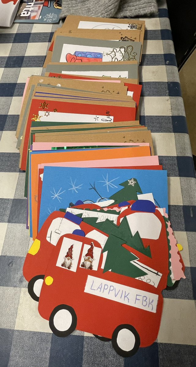 LappvikF's tweet photo. Nuoriso-osaston harjoitukset keskeytyi mukavasti. Osaston junnut jakavat tekemänsä 122 joulukorttia kylän asukkaille painopisteinä yksinäiset ja vanhukset @lupelastus @SPEK_ry @SSPL_ry @SPPL_ry https://t.co/xvT2hrn5UD