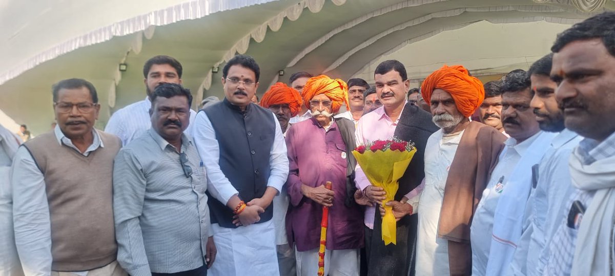bharanemamaNCP's tweet photo. आज रविभवन, नागपूर येथे विदर्भातील जेष्ठ धनगर समाज बांधवांनी भेट घेऊन मंत्रिमंडळात स्थान मिळाल्याबद्दल घोंगडी व काठी देऊन अभिनंदन करत शुभेच्छा दिल्या. या भेटीदरम्यान महाराष्ट्राच्या प्रगतीसाठी आणि विकासासाठी मी सदैव कटिबद्ध राहिलं असा विश्वास दिला.
#nagpur #winterassemblysession https://t.co/i2A9MO9l3J