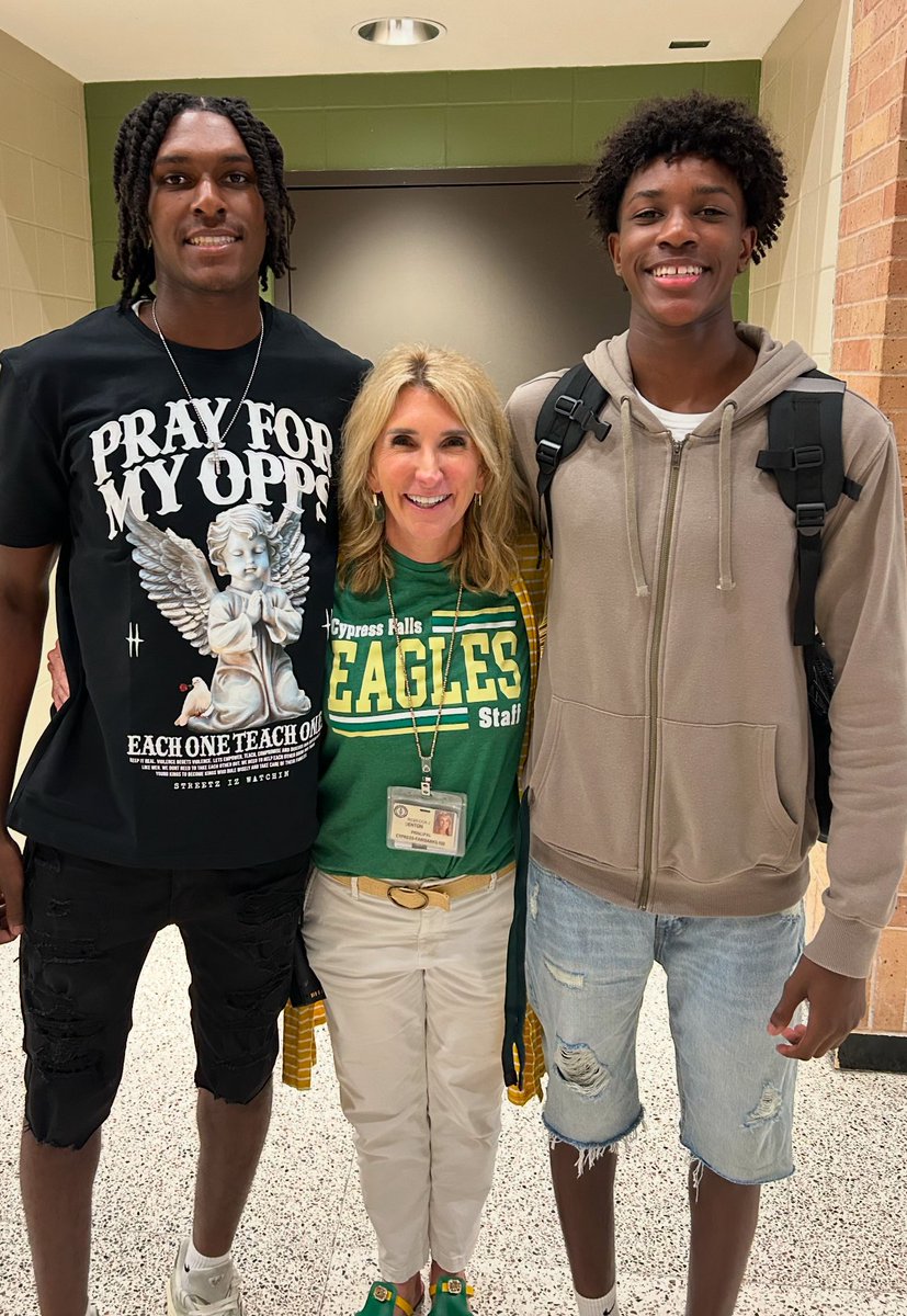 O_L_Mayers's tweet photo. We all know that people come into your life for a reason, a season, or a lifetime…& God knew exactly what He was doing when He placed @becky_denton @cyfallshs in our lives. Her impact isn’t seasonal it’s forever. Grateful beyond words. 💚💛#LifetimeConnection #RetirementLoading https://t.co/WFXU9uJfxb