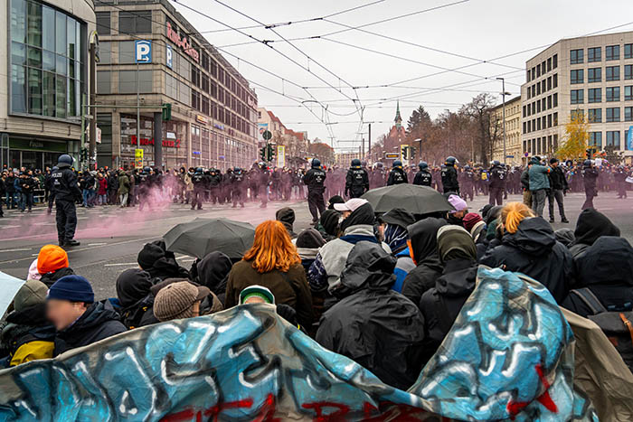 Kein Kiez für Nazis! Tausende Antifaschist*innen stellten sich am 14. Dezember 2024 einem Aufmarsch von rund 60 #Neonazis in #Berlin Friedrichshain entgegen. 
Fotos: umbruch-bildarchiv.org/tausende-block…
#b1412