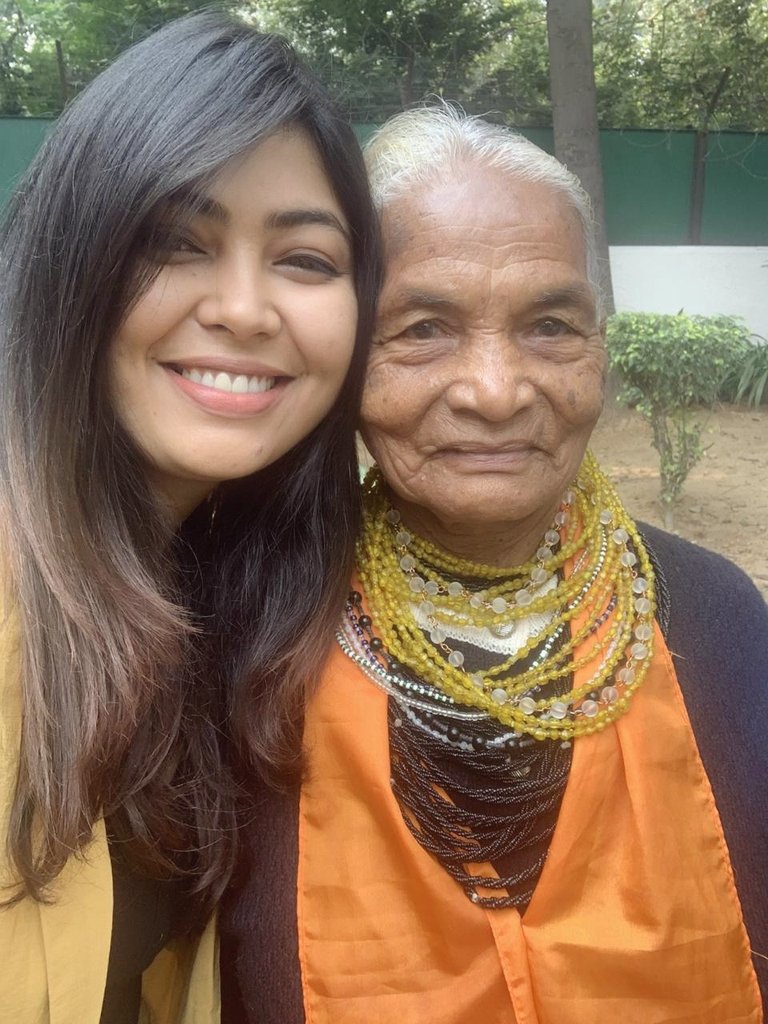nabilajamal_'s tweet photo. Tulsi Gowda's memory will live in every green corner...privilege to have spent time with her ❤️

RIP🙏🏽

Tulsi Gowda, renowned as the "Encyclopaedia of Plants" and a Padma Shri awardee, passed away at 86 in Ankola, Karnataka. A Halakki community member, she planted thousands of trees and was celebrated for nurturing saplings with exceptional care. The Karnataka forest department even retained her services post-retirement