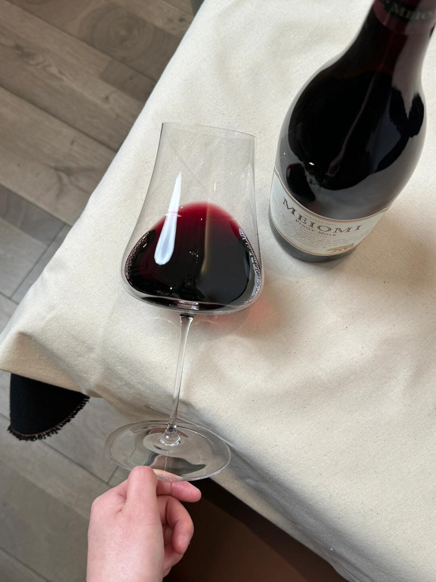 jott677's tweet photo. 🍇You can smell the sweet fruity aroma as soon as you open the bottle, and the sweet aroma is more obvious when you smell it up close. The wine exudes the aroma of ripe red fruits.
#redwine #Americanwine #California #PinotNoir https://t.co/4Ky7ttBAsJ