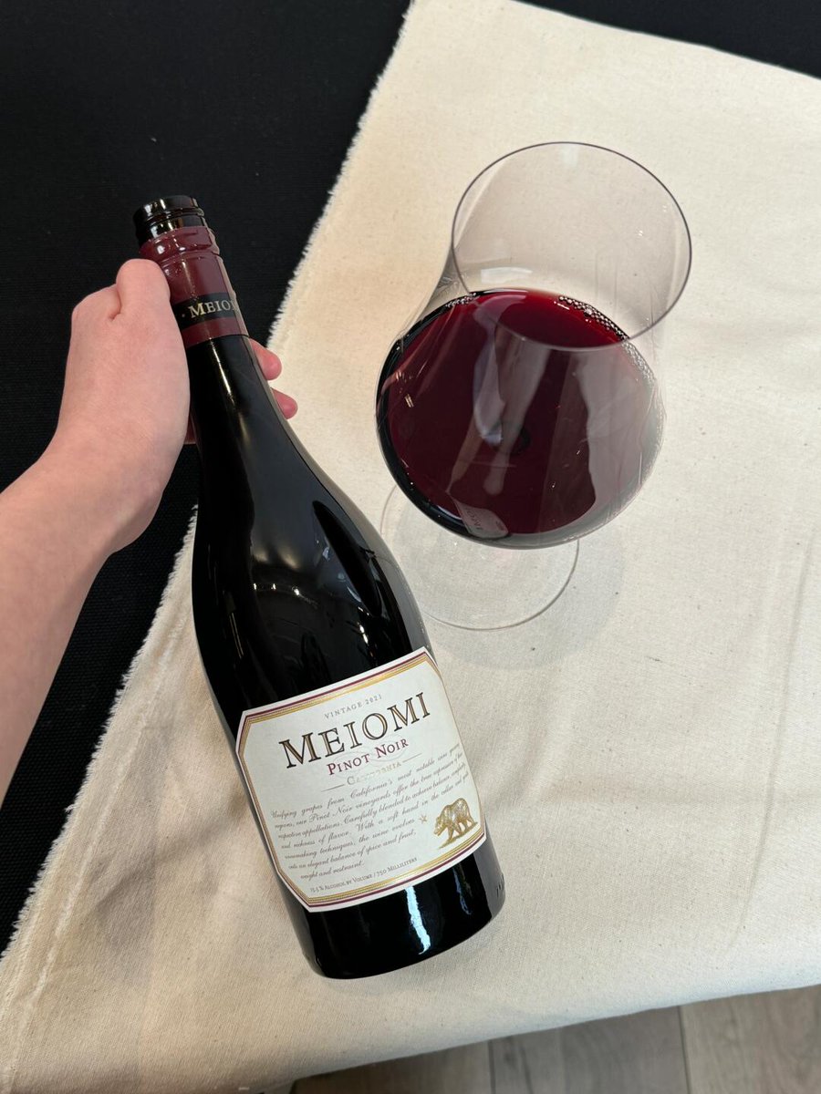 jott677's tweet photo. 🍇You can smell the sweet fruity aroma as soon as you open the bottle, and the sweet aroma is more obvious when you smell it up close. The wine exudes the aroma of ripe red fruits.
#redwine #Americanwine #California #PinotNoir https://t.co/4Ky7ttBAsJ