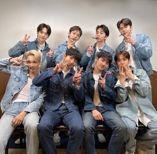 exochartstats's tweet photo. EXO is the ONLY 3rd generation kpop group to enter the Top 10 on MelOn Weekly Chart in 2024 with 'The First Snow'! (@weareoneEXO) https://t.co/ejJVOMXeL8