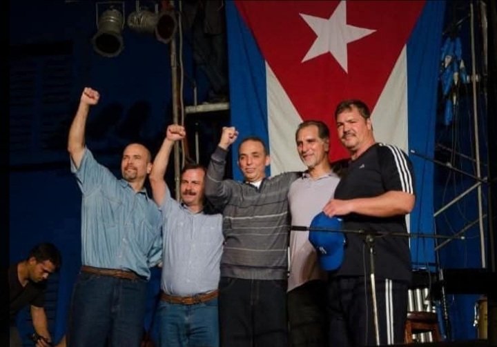 Hoy se cumplen 10 años del regreso a la patria de los cinco héroes que derrocharon valor y coraje , una vida sacrificada la de estos hombre , pero ese fue el precio para serle fiel a Fidel y a la #RevolucionCubana 

#FEUCuba 
#FeuUCMPinar 
#HonorAQuienHonorMerece