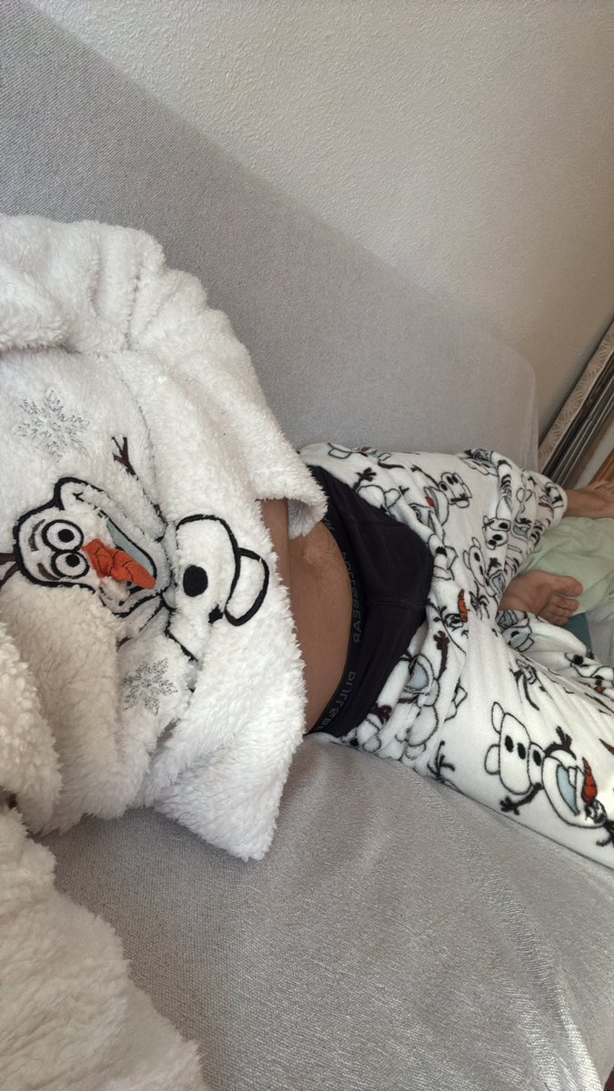 davidbllts's tweet photo. mirad qué pijama tan chulo https://t.co/TnzHTCB40q