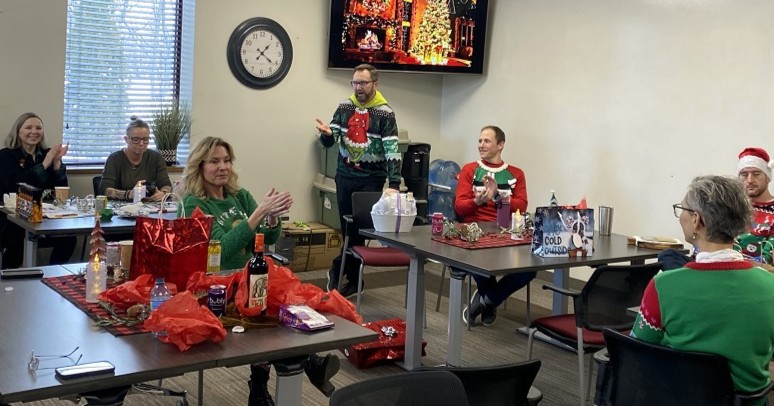 WORKPLACE Safety North staff in North Bay celebrate at a holiday luncheon -- thank you for helping make Ontario workplaces safer! Wishing you and your loved ones a safe and happy holiday season. bit.ly/3ZYC8Ci  

#HealthAndSafety #WorkplaceSafety #ForestProducts #Pul ...