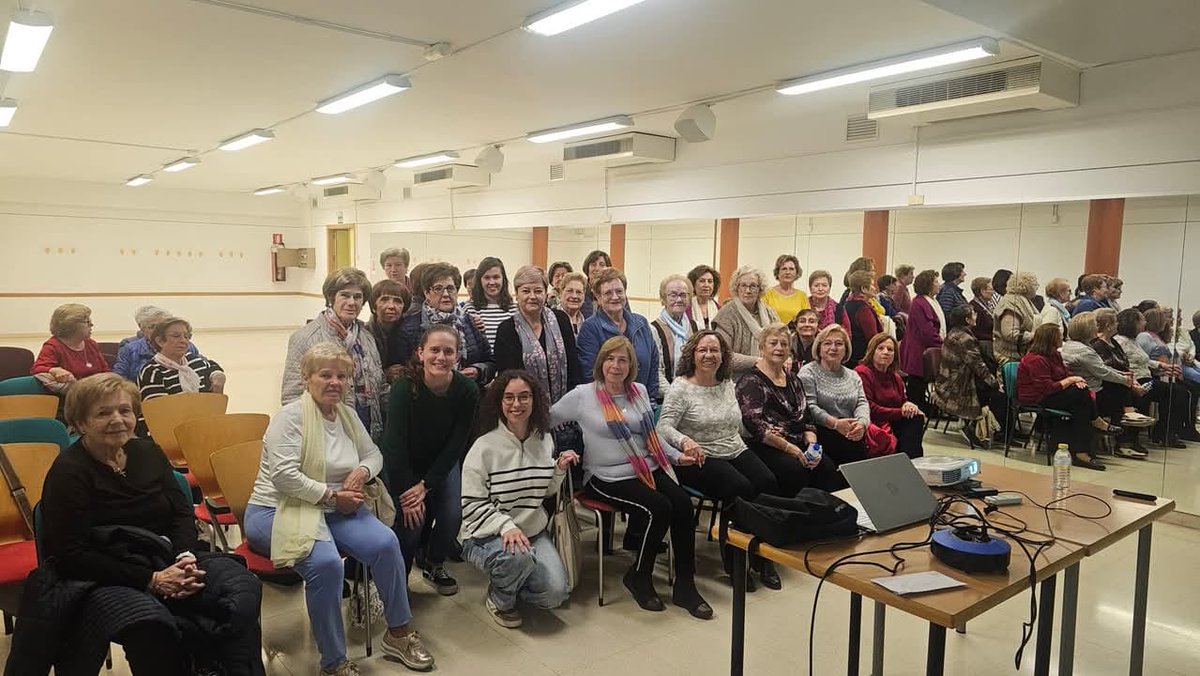 El pasado 30 de noviembre nuestras compañeras Elena, Bea y Mar, junto con la fundación ACEPAIN, acercaron la investigación de la Unidad a las mujeres del Barrio el Pilar con una charla divulgativa🗣️.

Fue una tarde muy entretenida, llena de preguntas y mucho interés. ¡Gracias!👩🏻‍🔬