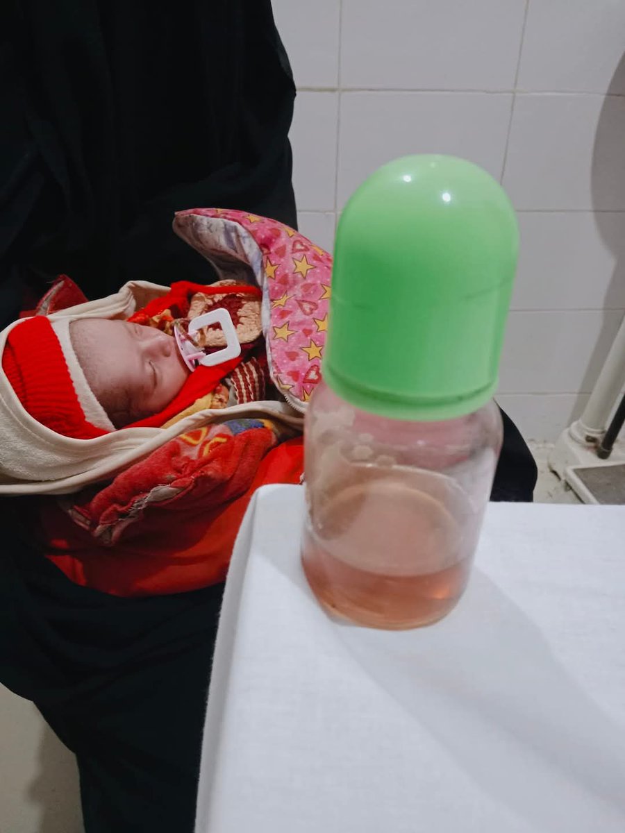 یہ ایک بہت افسوسناک اور تکلیف دہ حقیقت ہے کہ #پاراچنار میں بچوں کا دودھ نہ ملنے کی وجہ سے مائیں اپنے بچوں کو چائے پلا رہی ہیں ۔ مائیں بچوں کو وہ ضروری غذا فراہم کرنے سے قاصر ہیں جو ان کی صحت اور نشوونما کے لیے ضروری ہے۔
#Parachinar 
#SaveParachinar