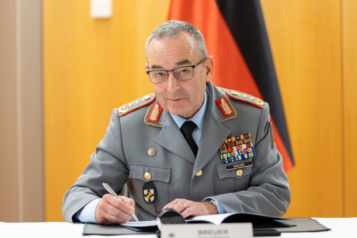 BundeswehrGI's tweet photo. Heute unterzeichneten GL Bashkim Jashari &amp; ich das 🇩🇪🇽🇰#Defence Cooperation Arrangement. Es unterstreicht unsere engen &amp; langjährigen mil Beziehungen. Sicherheit &amp; Stabilität auf dem Westbalkan bleiben für uns eine Priorität. Deswegen haben wir 2024 bei #KFOR aufgestockt.#Kosovo https://t.co/alTSldXmf1
