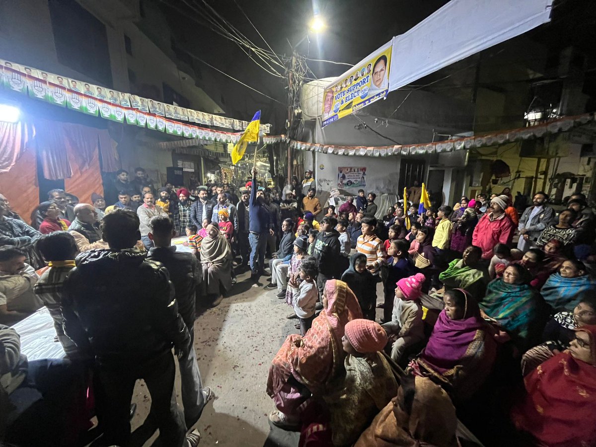 ਅੱਜ ਸਾਡੇ ਮਾਂ ਵਾਰਡ 61 ਦੇ ਘੁਮਾਰ ਮੰਡੀ ਵਿਖੇ ਆਪ ਉਮੀਦਵਾਰ ਡਾ. ਸੁਖਚੈਨ ਕੌਰ ਗੋਗੀ ਜੀ ਦੇ ਹੱਕ ਵਿੱਚ ਰੱਖੀ ਗਈ ਚੋਣ ਮੀਟਿੰਗ 'ਚ ਇਲਾਕਾ ਨਿਵਾਸੀਆਂਨੇ ਭਰਵਾਂ ਸਮਰਥਨ ਦਿੰਦਿਆਂ ਵਾਰਡ ਤੋਂ "ਆਪ ਦੀ ਸਰਕਾਰ - ਆਪ ਦਾ ਕੌਂਸਲਰ"  ਨਾਅਰੇ ਨੂੰ ਯਕੀਨੀ ਬਣਾਇਆ #GurpreetGogi #LudhianaWest #AamAadmiParty