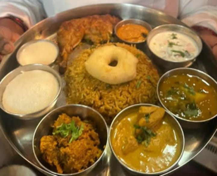 いつもありがとうございます。
新宿本店にて12月18日(水)にスペシャルプレートを提供いたします。
Chicken biryani 
Chicken curry 
Sambar 
Malabar mutton chukka
Idly 
Coconut chutney 
Kara chutney 
Ulundhu wadai
Thair pachadi 
Chai
3000円です。
皆様のお越しをお待ちしています。