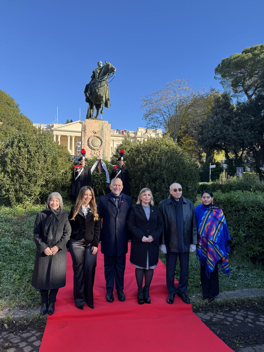 EmbaVEItalia (@embavenitalia) on Twitter photo En la Plaza Simón Bolívar de #Roma se rindió homenaje al Libertador en el 194 aniversario de su siembra: “La libertad del Nuevo Mundo es la esperanza del Universo”
<a href="/CancilleriaVE/">Cancillería Venezuela 🇻🇪</a> <a href="/yvangil/">Yvan Gil</a> <a href="/GodoyCoromotoVE/">Coromoto Godoy Calderón</a> <a href="/MariaElenaUzzo/">maria elena uzzo</a> En la Plaza Simón Bolívar de #Roma se rindió homenaje al Libertador en el 194 aniversario de su siembra: “La libertad del Nuevo Mundo es la esperanza del Universo”
<a href="/CancilleriaVE/">Cancillería Venezuela 🇻🇪</a> <a href="/yvangil/">Yvan Gil</a> <a href="/GodoyCoromotoVE/">Coromoto Godoy Calderón</a> <a href="/MariaElenaUzzo/">maria elena uzzo</a>