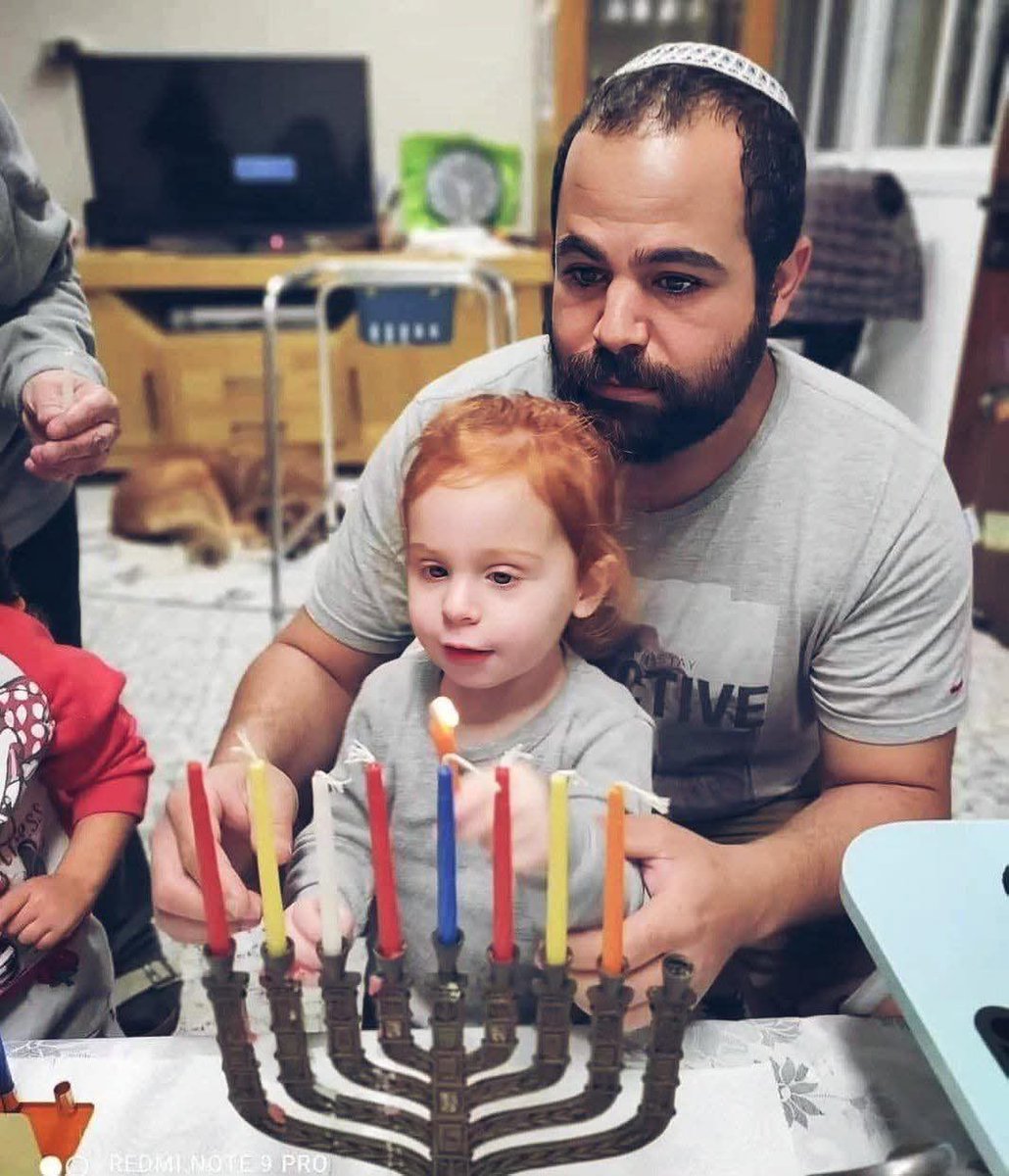 uricohenisrael's tweet image. May the Bibas family celebrate this Hanukkah at home🕎❤️

Please don’t forget them🙏🏻