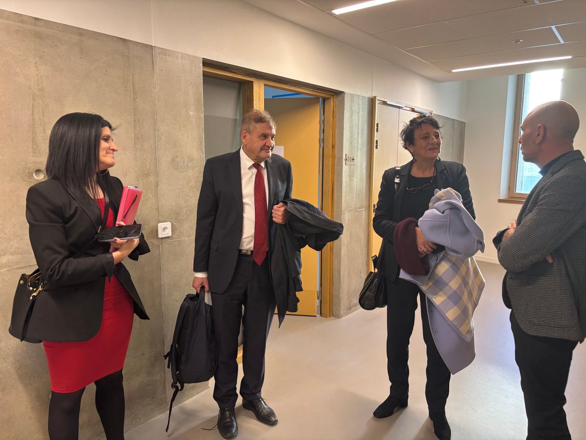 acgrenoble's tweet photo. 📢Retour sur la journée de #formation des coordonnateurs #évaluation #EPLE, en présence de la rectrice @HeleneInsel et du président du CEE @DanielAuverlot
✔️Matinée : bilans, posture, indicateurs, consensus pédagogique
✔️Après-midi : ateliers sur analyse, observation et rédaction https://t.co/HLt8vXIkHf