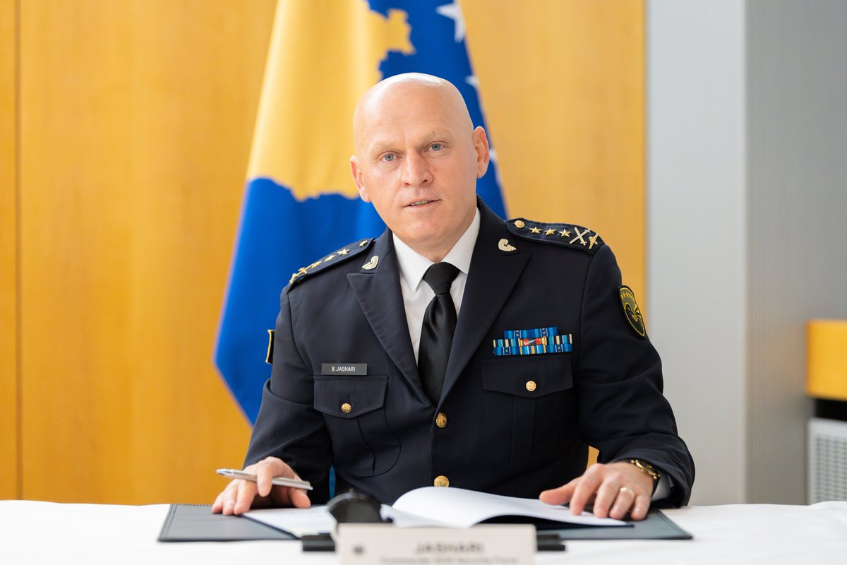 BundeswehrGI's tweet photo. Heute unterzeichneten GL Bashkim Jashari &amp; ich das 🇩🇪🇽🇰#Defence Cooperation Arrangement. Es unterstreicht unsere engen &amp; langjährigen mil Beziehungen. Sicherheit &amp; Stabilität auf dem Westbalkan bleiben für uns eine Priorität. Deswegen haben wir 2024 bei #KFOR aufgestockt.#Kosovo https://t.co/alTSldXmf1