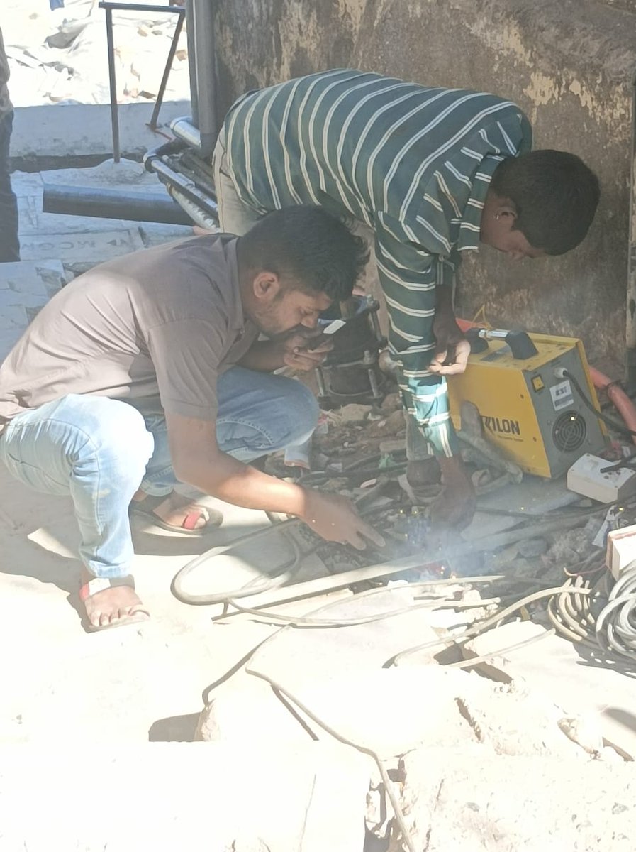 DevendraGosavi9's tweet photo. @mybmcWardT @mihirkotecha @mybmc @SandeepVare1 @mnssocial_ हे काम आपण येण्या अगोदर स्थानिक नागरिकांनी त्या कामगारांकडून करून घेतले होते हे आपण सुद्धा पाहिले आहे . कृपया करून अश्या तक्रारी तरी लवकर पाहत जा आणि त्यावर दखल घेत जा .  
#सोमवारी तक्रारी आणि येणारं मंगळवारी 
#जबाबदारी #माझी_मुंबई https://t.co/sE5ran2STN
