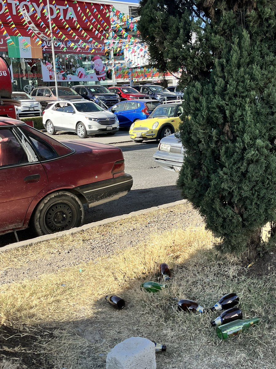 MauSinCorazon's tweet photo. @Toyota_Ange @ToyotaMex @PueblaAyto @aztecapuebla @supercivicosmx Claro que si, te lo mando por DM pero ya me hablaron de @ToyotaMex para pedir disculpas pero no los veo levantando su basura, es más, hoy aparecieron más botellas. Mejor pásenme el teléfono de Kiichiro Toyota para hablar con el sobre su metodología #kaizen https://t.co/5TBmukhNNV