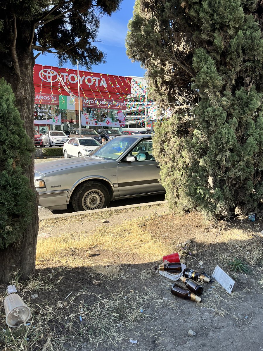 MauSinCorazon's tweet photo. @Toyota_Ange @ToyotaMex @PueblaAyto @aztecapuebla @supercivicosmx Claro que si, te lo mando por DM pero ya me hablaron de @ToyotaMex para pedir disculpas pero no los veo levantando su basura, es más, hoy aparecieron más botellas. Mejor pásenme el teléfono de Kiichiro Toyota para hablar con el sobre su metodología #kaizen https://t.co/5TBmukhNNV