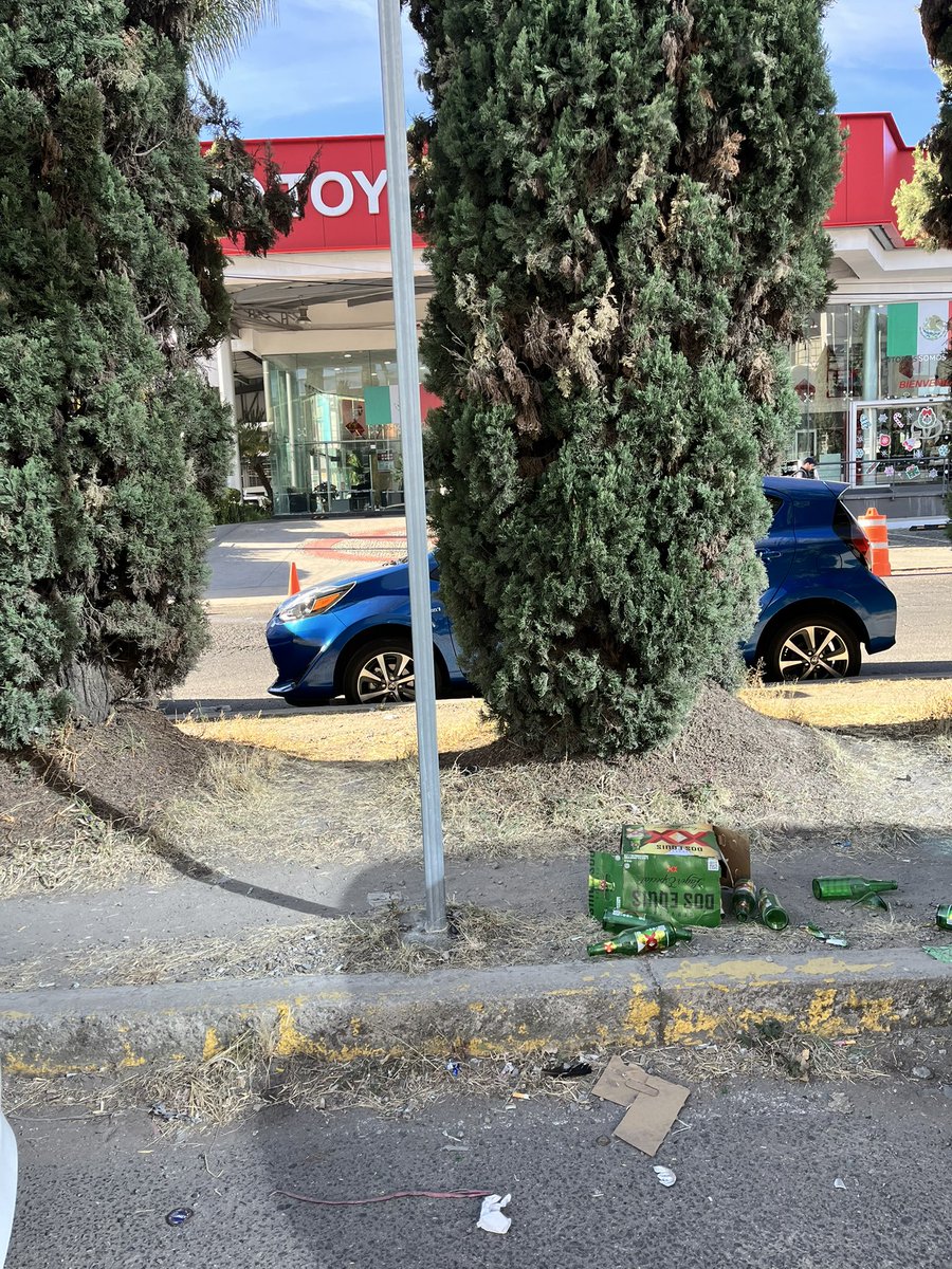 MauSinCorazon's tweet photo. @Toyota_Ange @ToyotaMex @PueblaAyto @aztecapuebla @supercivicosmx Claro que si, te lo mando por DM pero ya me hablaron de @ToyotaMex para pedir disculpas pero no los veo levantando su basura, es más, hoy aparecieron más botellas. Mejor pásenme el teléfono de Kiichiro Toyota para hablar con el sobre su metodología #kaizen https://t.co/5TBmukhNNV