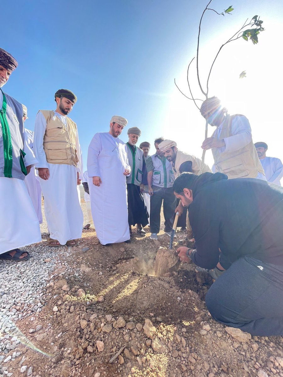 AliAkaak77's tweet photo. هيئة البيئة 
تدشن اليوم حديقة بيئيه للأشجار التبلدي  في  مرباط وزراعتها بأكثر من ١٥٠ شجرة  تبلدي على امتداد الحديقه الطبيعية للاشجار التبلدي المعمرة في وادي حشير  وكل ذلك بالإضافة إلى حديقة اللبان في مودام وحديقة المر العربي في مضي وحديقة العيريب في رخيوت  وحديقة الكاذي في ضلكوت https://t.co/Gz2WSnfeKy
