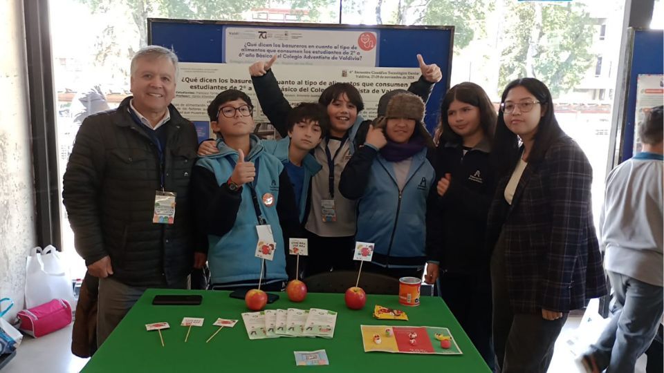 iasdsudamerica's tweet photo. #Alumnos del Colegio Adventista de Valdivia #ganan encuentro científico, 🏆 con proyecto que muestra el tipo de alimentos que consumen los estudiantes según sus residuos, 🗑️🥤⚠️ y representarán a Chile en #evento internacional. 🇨🇱 Lee más detalles aquí. ➡️ https://t.co/rXt0z6gh8M https://t.co/BajAzvFnAG