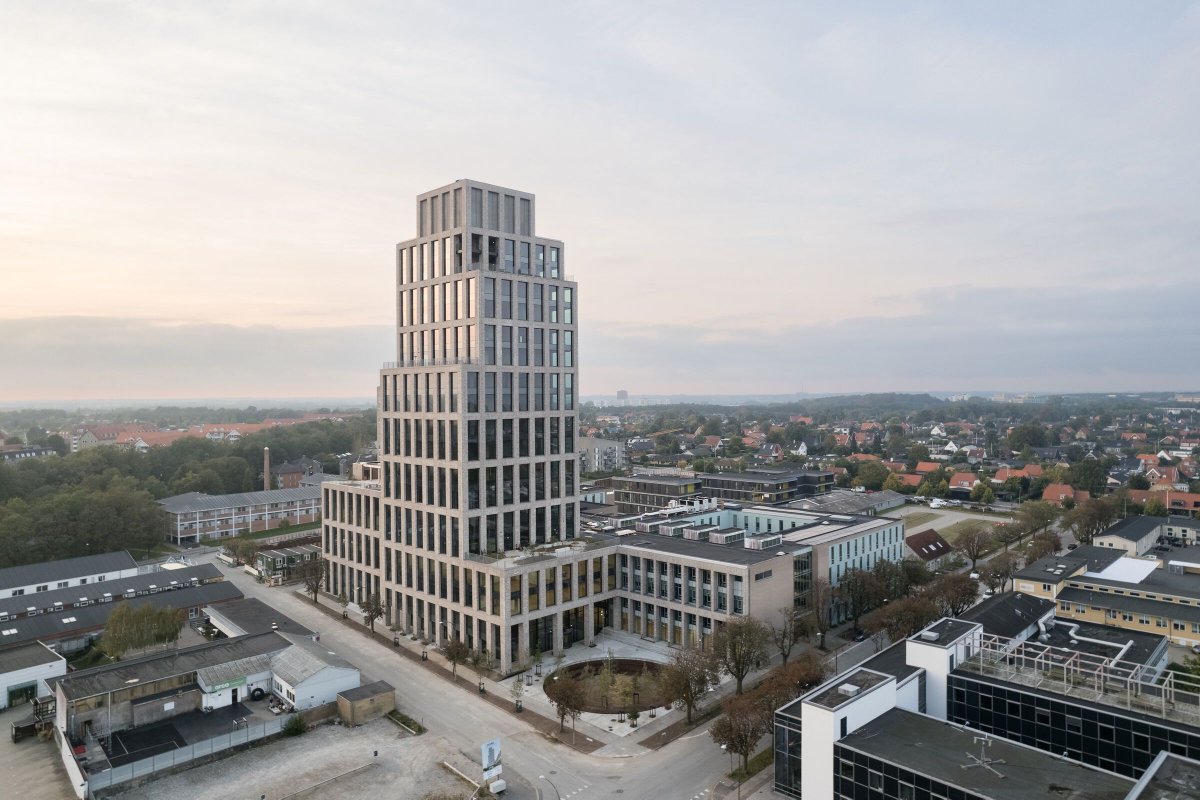 Archello's tweet image. INCUBA Next by ADEPT and AART blends innovation and sustainability with nearly 20,000 m² of flexible office spaces in Aarhus. 
buff.ly/3P0BlKx

#SustainableDesign #InnovationHub #FlexibleArchitecture