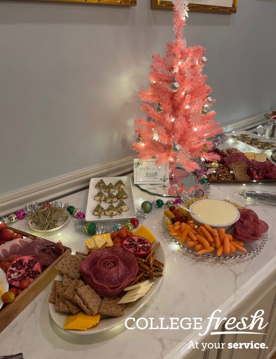 CollegeFreshays's tweet photo. Eat, Drink, and Be Merry! ❄️☃️🎄

@uoregon House Director Holiday Party. 💚

#atyourservice #chef #fresh #holiday #cooking #baking #collegelife #foodservice https://t.co/UHykt8lSy0