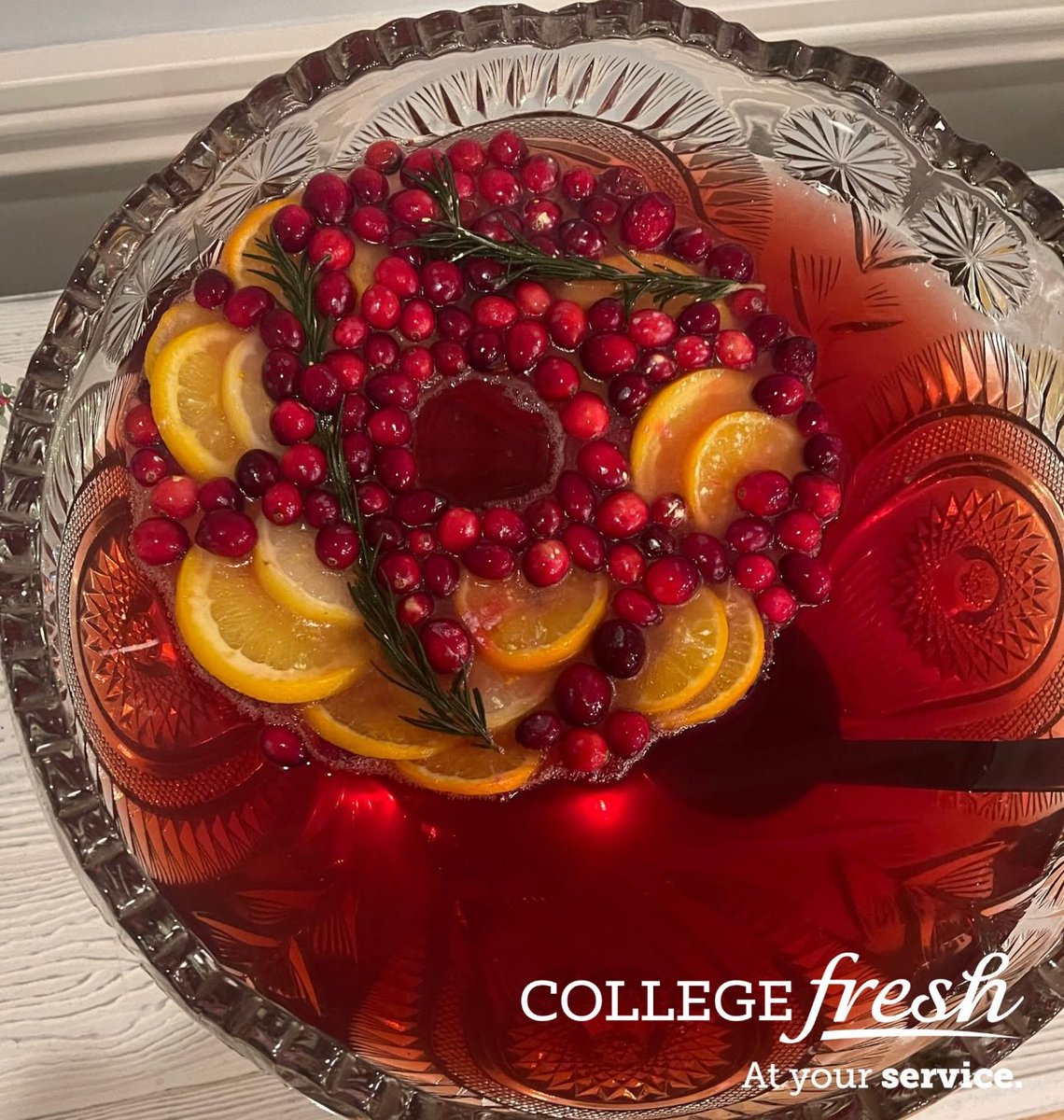 CollegeFreshays's tweet photo. Eat, Drink, and Be Merry! ❄️☃️🎄

@uoregon House Director Holiday Party. 💚

#atyourservice #chef #fresh #holiday #cooking #baking #collegelife #foodservice https://t.co/UHykt8lSy0