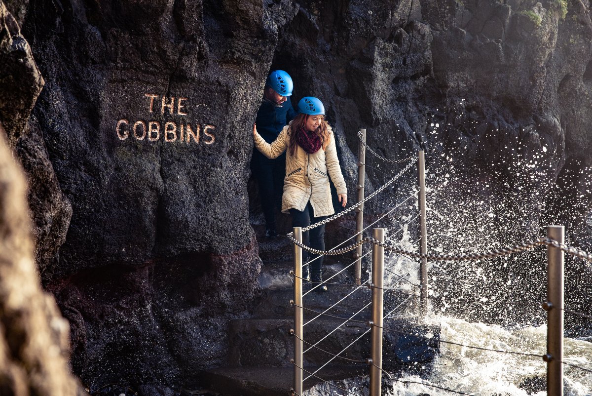 Starte ins neue Jahr mit einem unvergesslichen Abenteuer! 🌟 Der @Gobbins Cliff Path in Nordirland bietet atemberaubende Ausblicke und spannende Brücken. 🌊 
Plane jetzt deinen Besuch und beginne das Jahr voller Abenteuer: go.irlnd.co/ru4d5fyo

📍 County Antrim