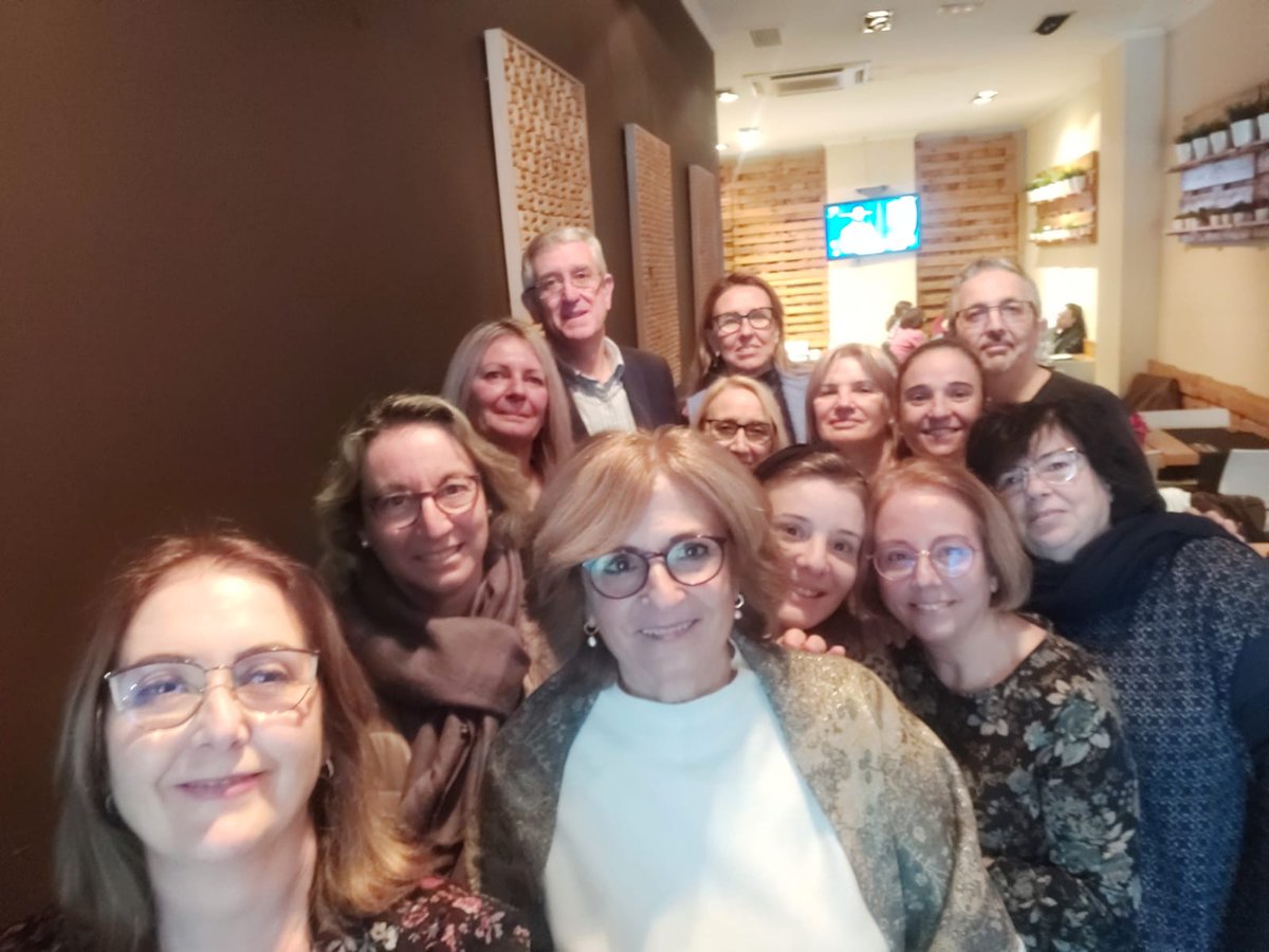 ImbernonMaica's tweet photo. Hay personas que dejan huella en @SindicatoUSOCV @FEUSOCV y son excepcionales, una de ellas es Mariví Iribarren, por su trabajo, dedicación y derechos conseguidos para todo el colectivo de profesores de religión durante más de 25 años. Enhorabuena por tu jubilación!!! ❤️ https://t.co/t4G3CDqvZp