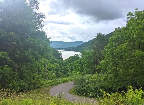Bluestone State Park in Hinton is a fantastic park in WVA with a little bit of everything for those who love the outdoors and water. It’s even pet-friendly!

s.mtrbio.com/ybpnlglqde

#westvirginia #dogfriendly #dogadventures #traveldog #penniesplacesandpaws