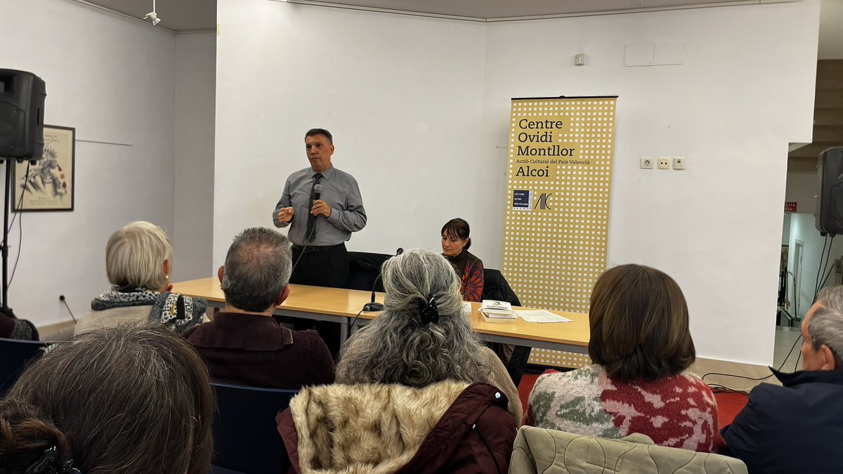 Presentació del llibre 'Jaque a la democracia' de <a href="/JoaquimBoschGra/">Joaquim Bosch</a> 

Al seu llibre aprofundix detalladament en tots els indicadors que conclouen que hi ha riscs potencials de què a Espanya es produïsquen retrocessos democràtics. 
Una lectura més que recomanada 👌🏾